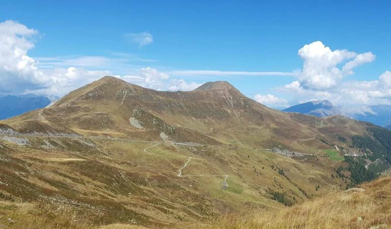 Open berglandschap met smalle weg over een hoogvlakte