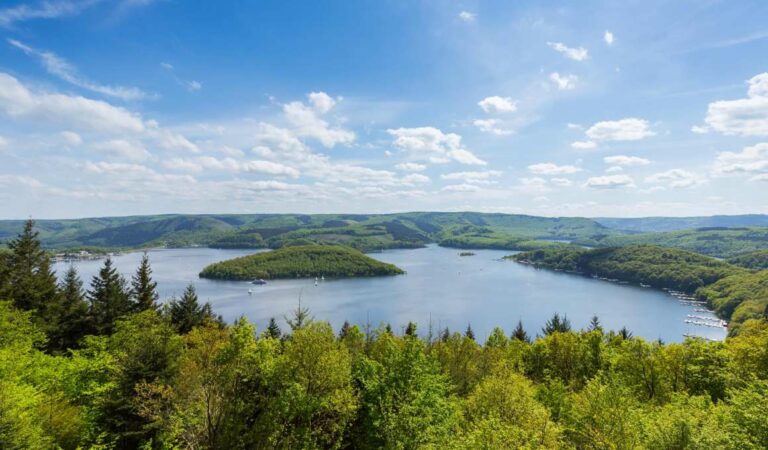 Motorreis eifel onderweg langs nationale parken en meren