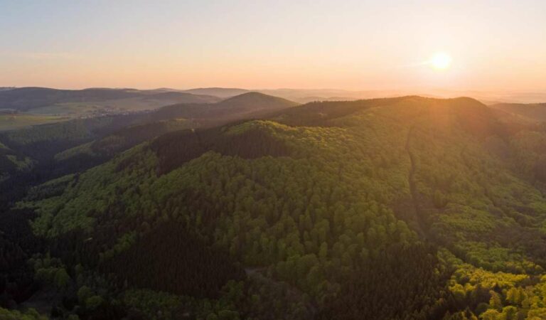 zonsondergang gezien vanaf uitzichtspunt over de bossen