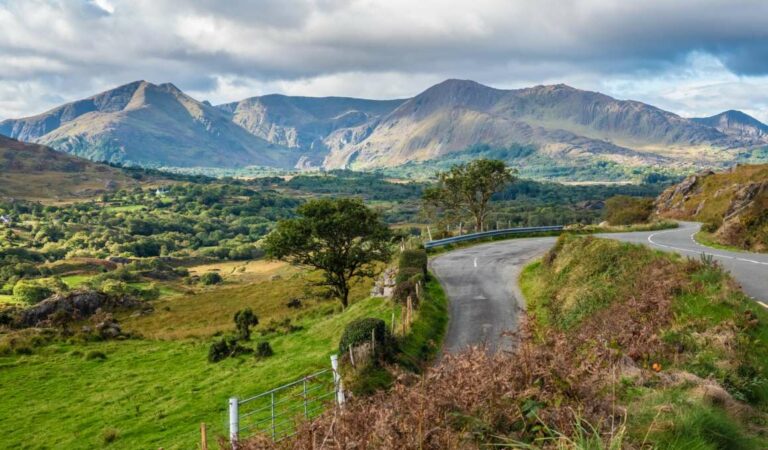 slingerende weg over de ring of beara in Ierland
