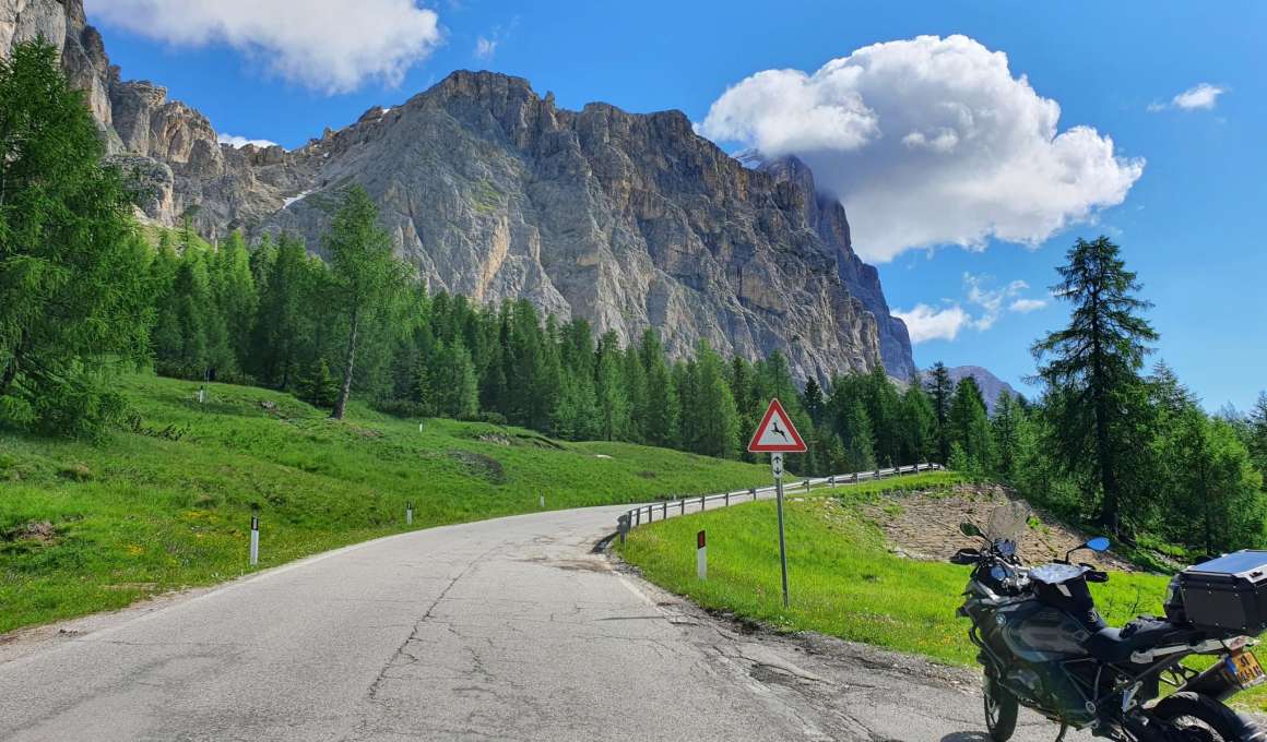 Motorrijden over een bergpas in Europa