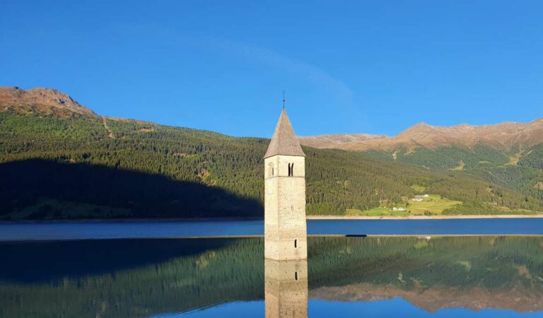 Toren in stil bergmeer met bergen op de achtergrond