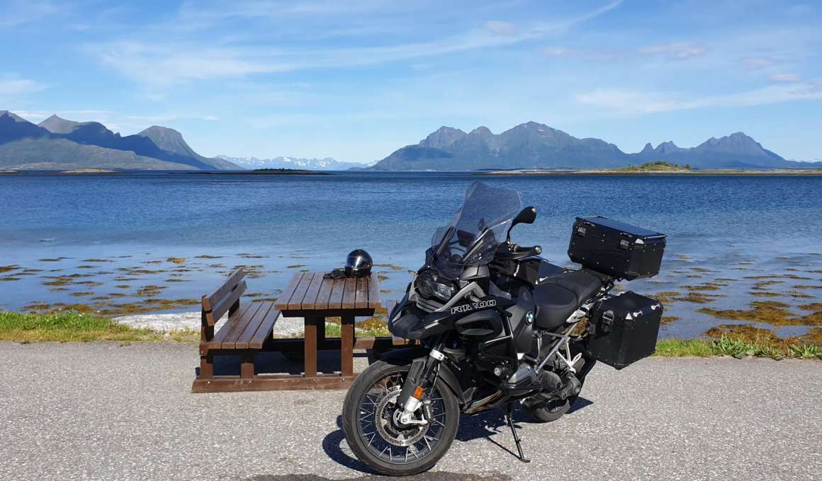 Een motorvakantie in Noorwegen 10 Motorfiets geparkeerd aan het water bij de Lofoten in Noorwegen