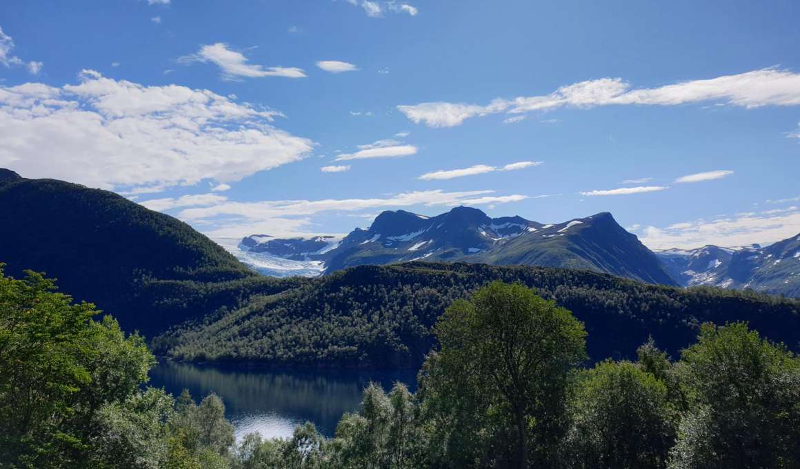 Tolwegen en motorrijden: een reisgids voor Europa 8 Berglandschap met fjorden in Noorwegen langs toeristische route