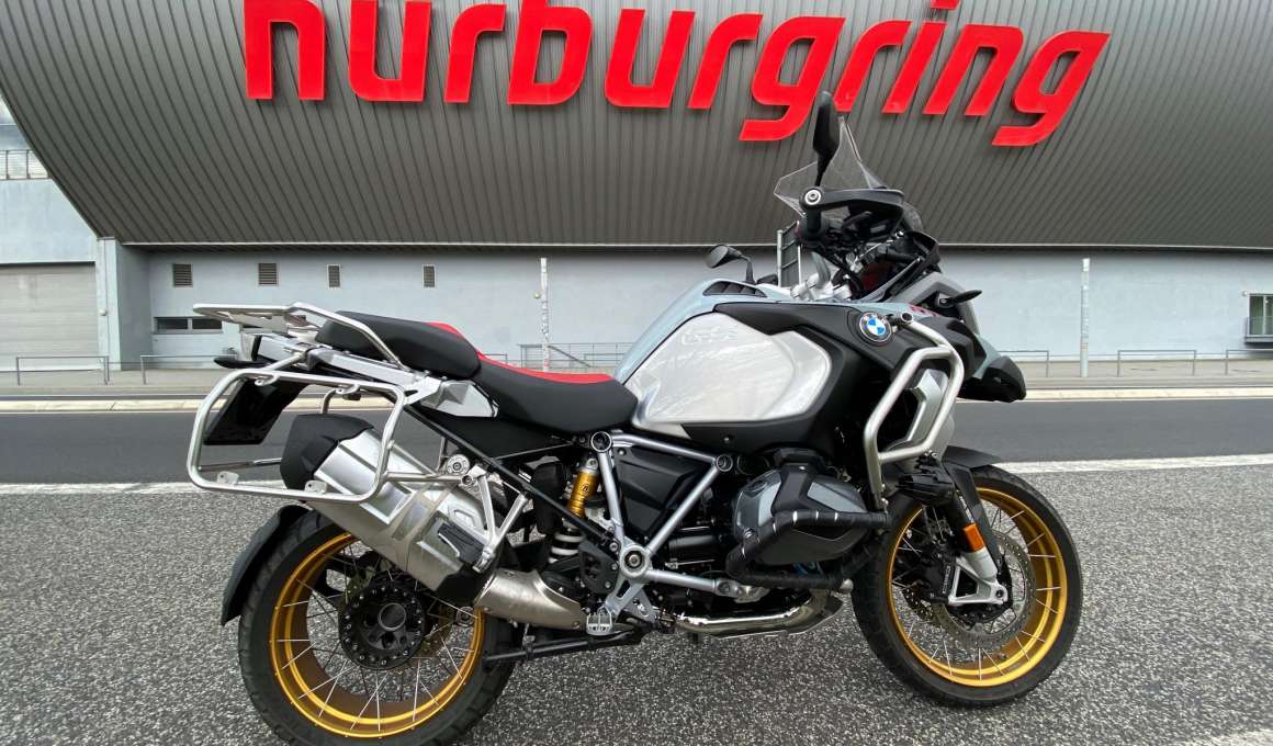 BMW motor geparkeerd bij de Nürburgring in Duitsland