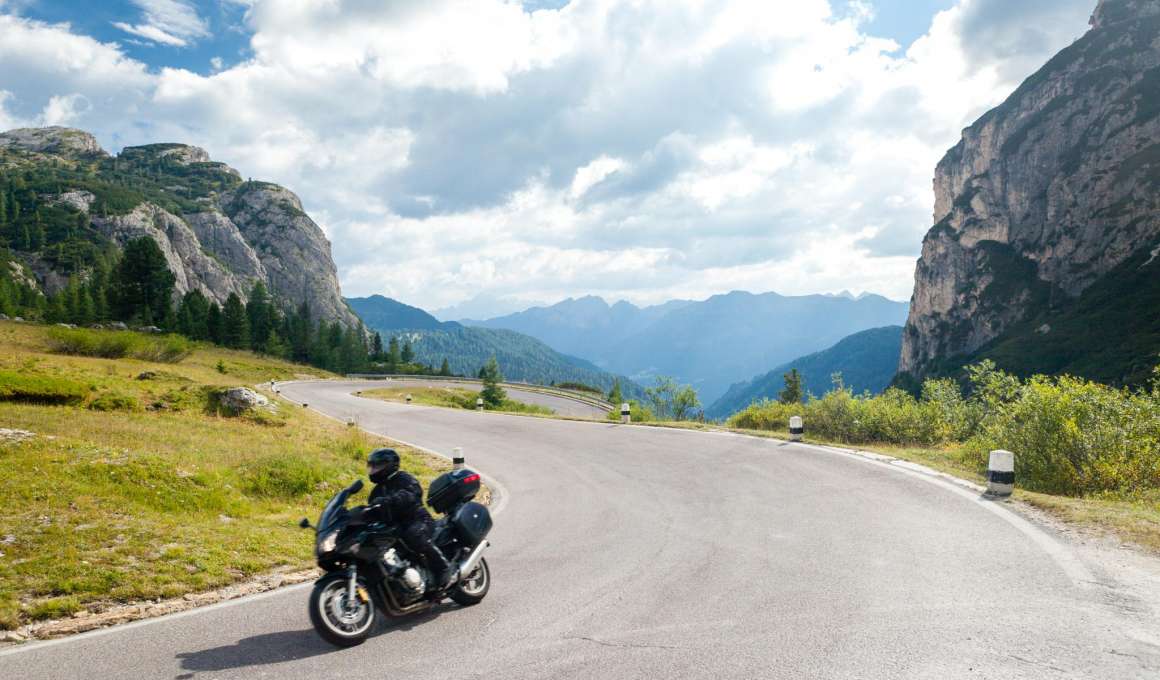 9 essentiële tips voor een geslaagde motorvakantie 18 een bergpas met de motor tijdens een motorvakantie