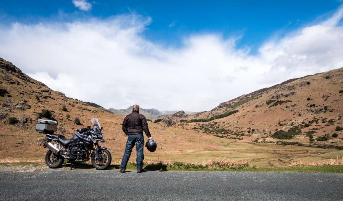 uitkijkend over de verlaten landschappen tijdens een rit door Wales
