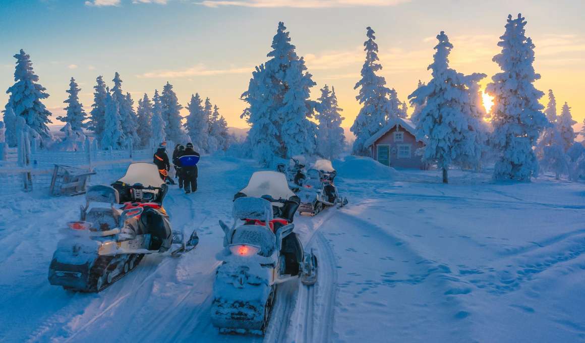 Een wintervakantie voor de motorrijder: alle informatie die je nodig hebt 4 Sneeuwscooteren door ongerepte natuur in Fins Lapland