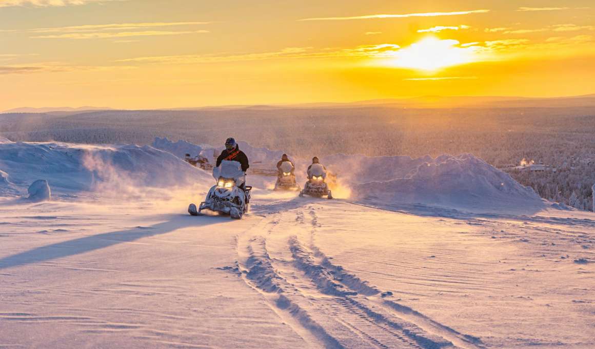 Een wintervakantie voor de motorrijder: alle informatie die je nodig hebt 5 Sneeuwscootertocht door Fins Lapland tijdens zonsondergang