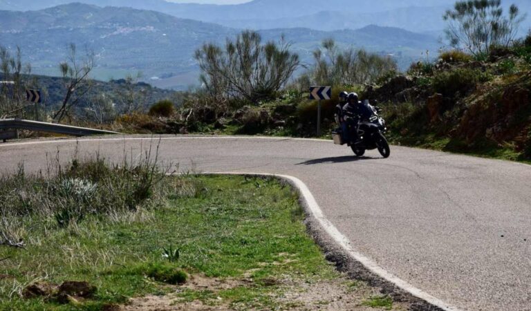 Motorrijder neemt een scherpe bocht op een bergweg