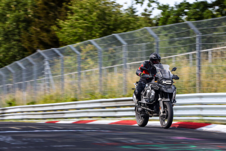 een rondje rijden over het circuit tijdens de reis naar de Eifel