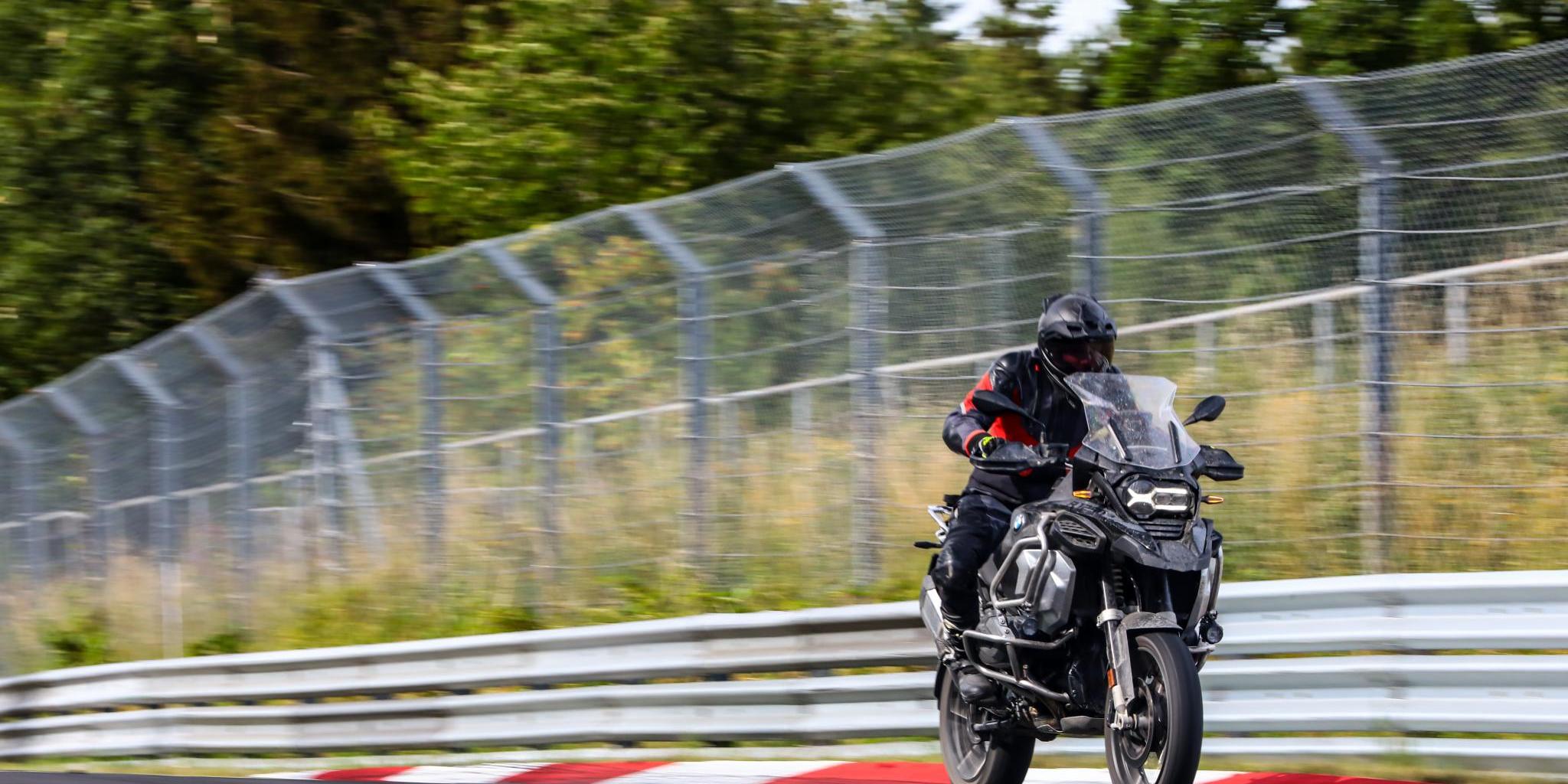 Motorrijder op de Nürburgring (Nürburgring) in Duitsland