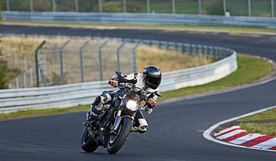 Motorrijder tijdens toeristische rit op de Nürburgring