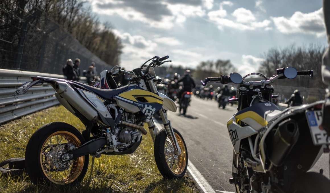 Motoren opgesteld langs de Nürburgring tijdens toeristische rit