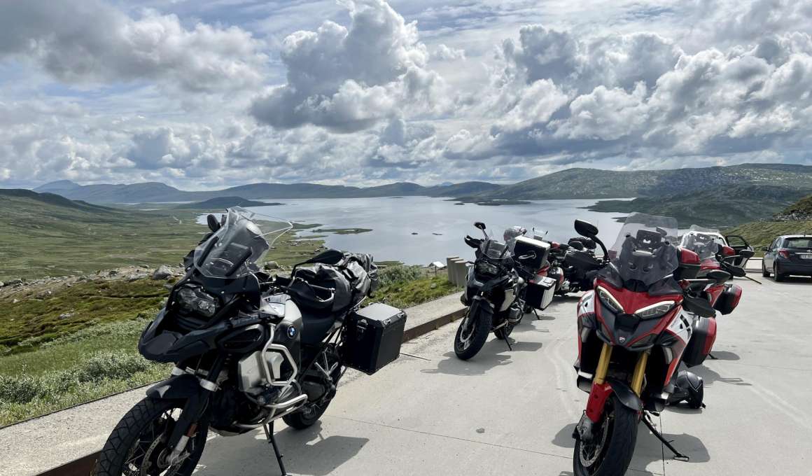 Een motorvakantie in Noorwegen 7 Motorgroep pauzeert bij uitzichtpunt in Noorwegen