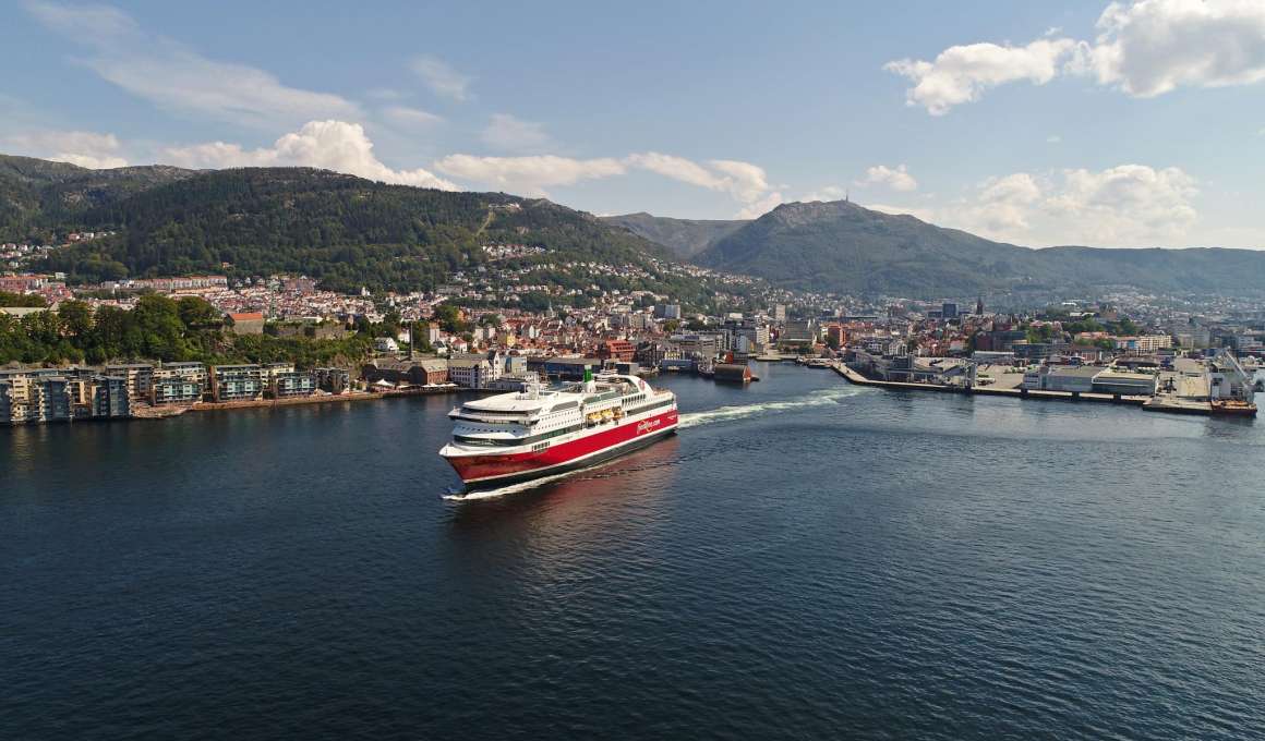 Een motorvakantie in Noorwegen 8 Fjord Line ferry in de haven van Bergen, Noorwegen