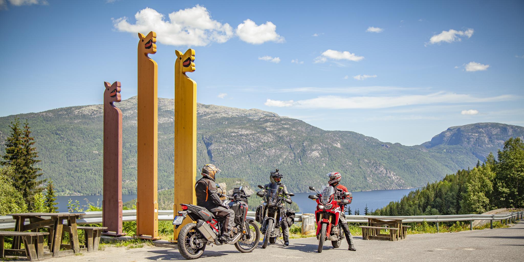 Motorrijders in de regio Telemark met uitzicht op fjord