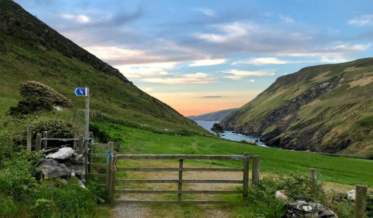 Uitzicht over een inham van de zee op Isle of Man
