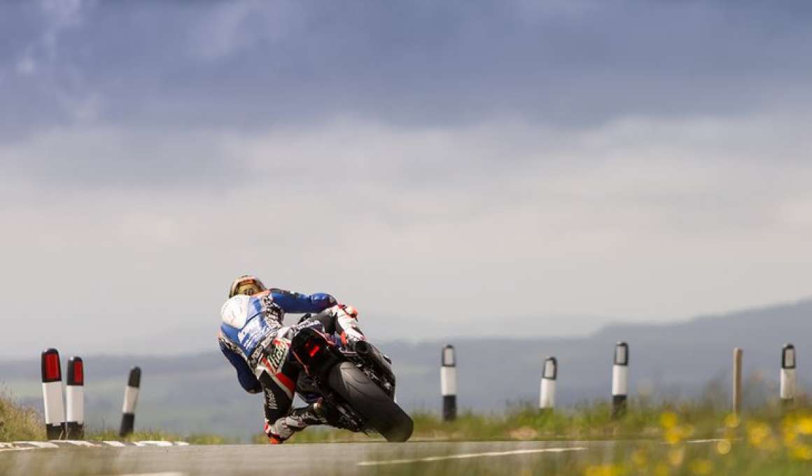 Op snelheid heerlijk bochtenwerk tijdens deze reis op de motor over Isle of Man