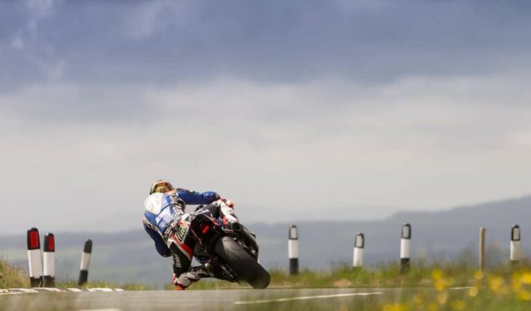 Fantastische bochten maken over het stratencircuit van de TT op Isle of Man tijdens een motorreis in Engeland