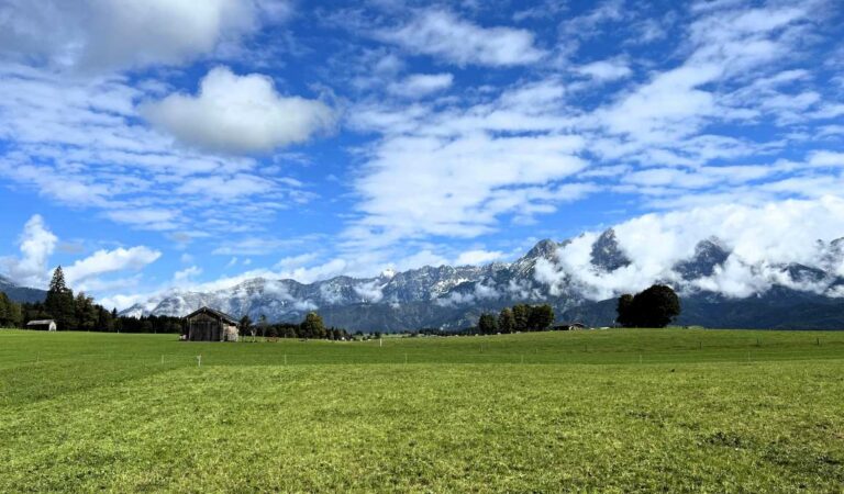 laaghangende bewolking in de bergen vanaf een alpenweide