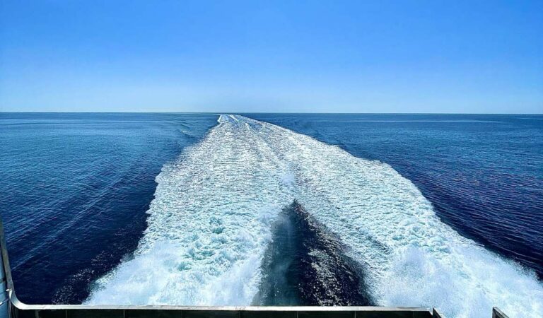 Uitzicht aan de achterkant van de boot