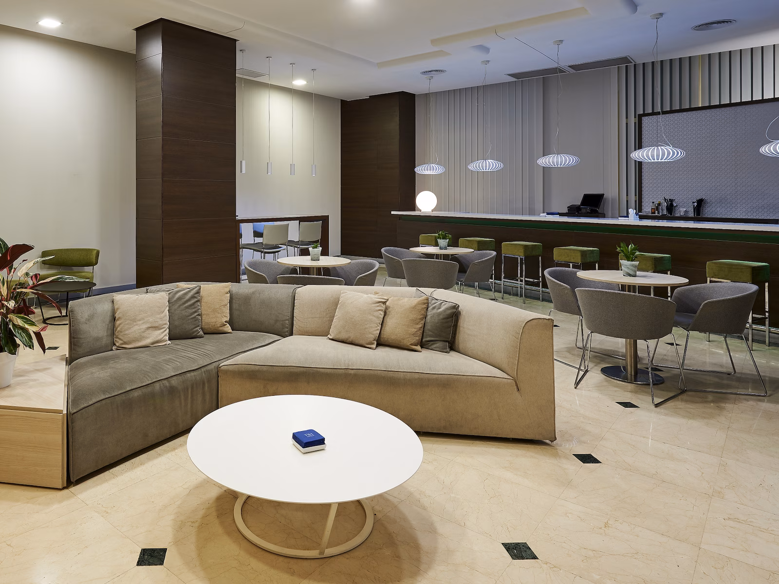 Moderne hotellounge met bar en zitgedeelte