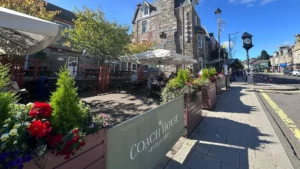 Straatbeeld met hotel en terras in Schotse plaats