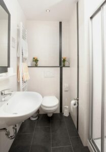 Compacte badkamer met douche en toilet
