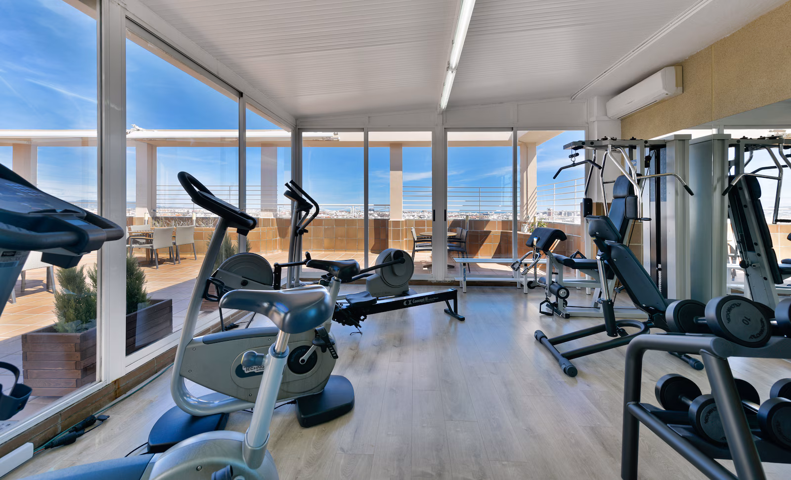 Fitnessruimte van hotel op hooggelegen verdieping met uitzicht over de stad