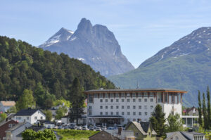 Hotelgebouw met berglandschap op de achtergrond