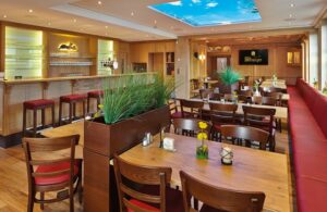 Sfeervol restaurant met houten interieur en zitplaatsen
