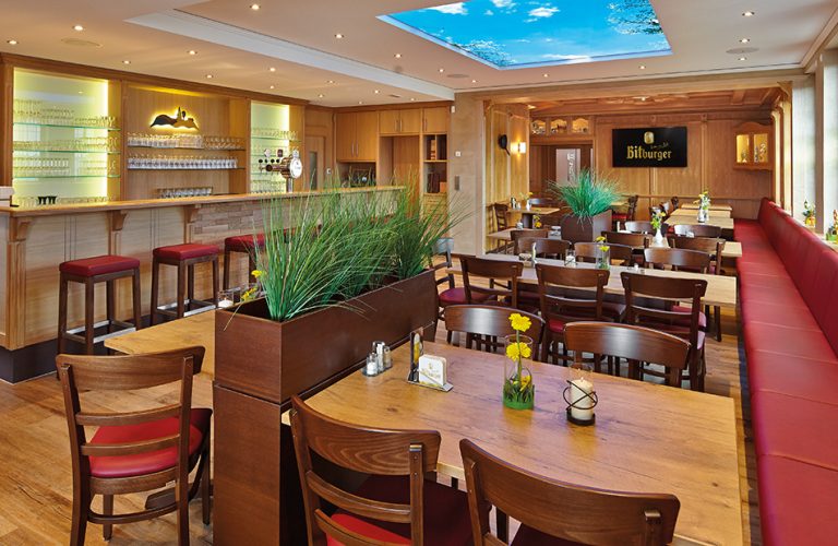 Sfeervol restaurant met houten interieur en zitplaatsen