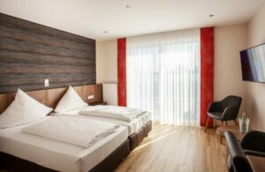 Moderne hotelkamer met tweepersoonsbed en zithoek