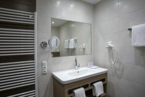 Moderne badkamer met wastafel en spiegel