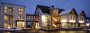 Hotel bij avondlicht met verlichte gevel