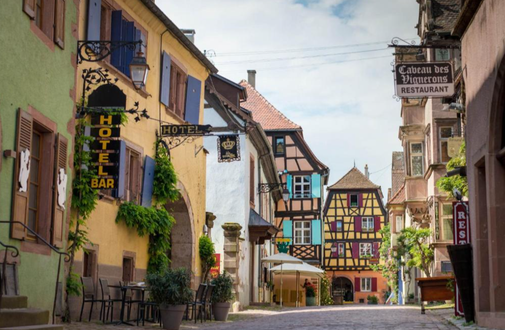 Straat met hotel in Riquewihr
