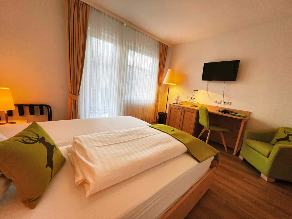 Hotelkamer met bureau, zitstoel en tweepersoonsbed