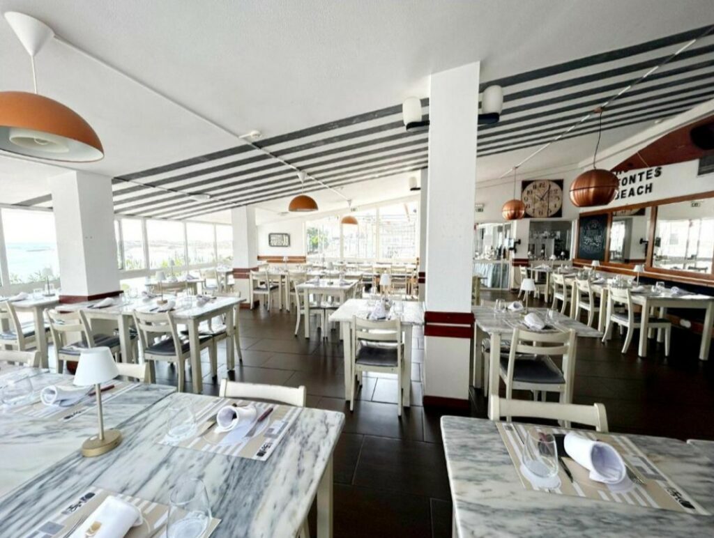 restaurant gedeelte ingericht met houten stoelen en tafels