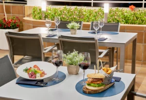 Glazen wijn en eten op het dakterras van het hotel