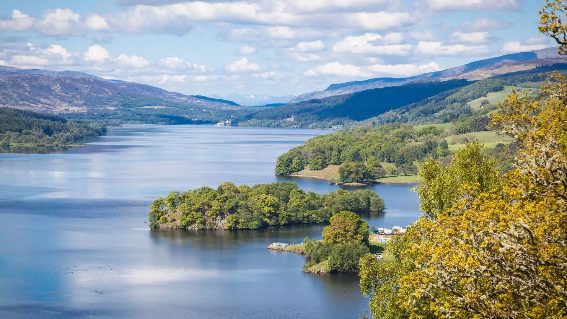 Loch Lomond met heuvelachtig landschap in de Schotse Hooglanden