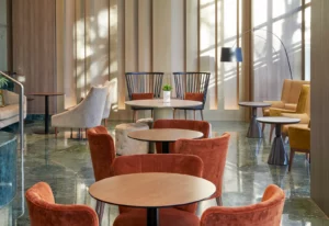 Moderne lounge met zitjes en tafels