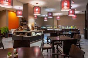 Restaurantinterieur met buffetopstelling, tafels en sfeerverlichting
