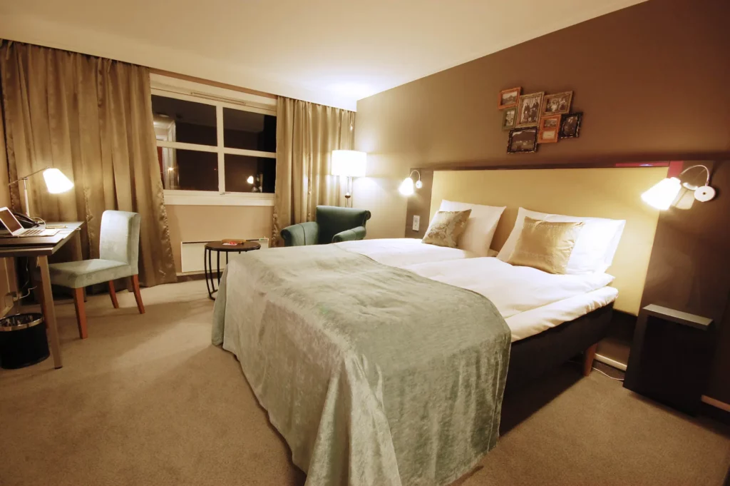 Comfortabele hotelkamer met tweepersoonsbed, bureau en sfeerverlichting