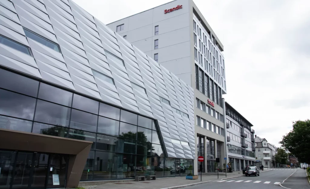 Modern hotelgebouw met glazen gevel aan een rustige stadsstraat