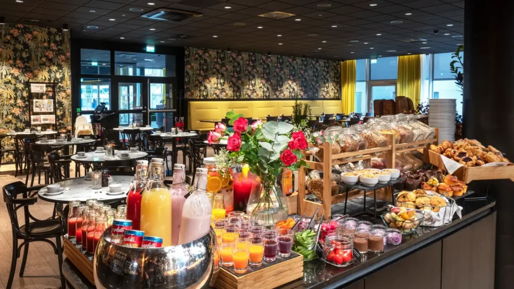 Uitgebreid ontbijtbuffet met brood, drankjes en verse producten