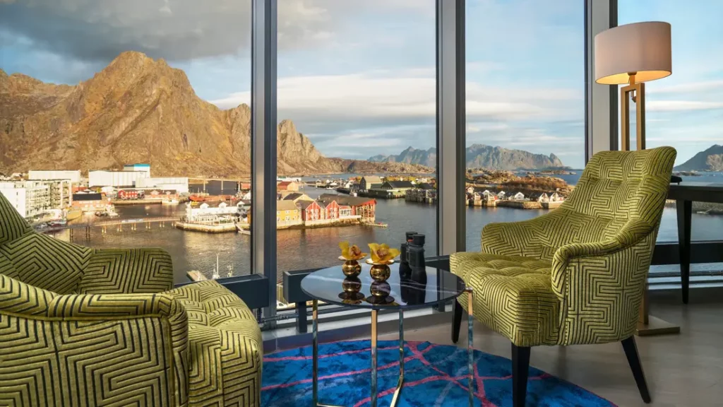 Hotelkamer met zitgedeelte en groot raam met uitzicht op de lofoten