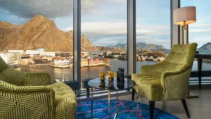 Hotelkamer met zitgedeelte en groot raam met uitzicht op de lofoten