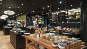 Uitgebreid ontbijtbuffet met brood, fruit en diverse warme en koude gerechten