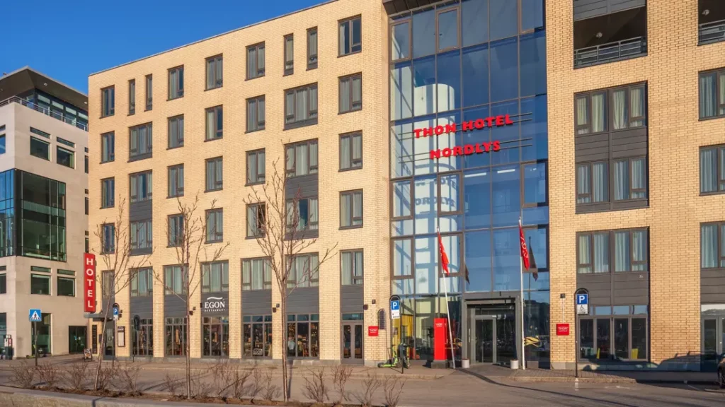 Modern hotelgebouw met glazen entree en meerdere verdiepingen